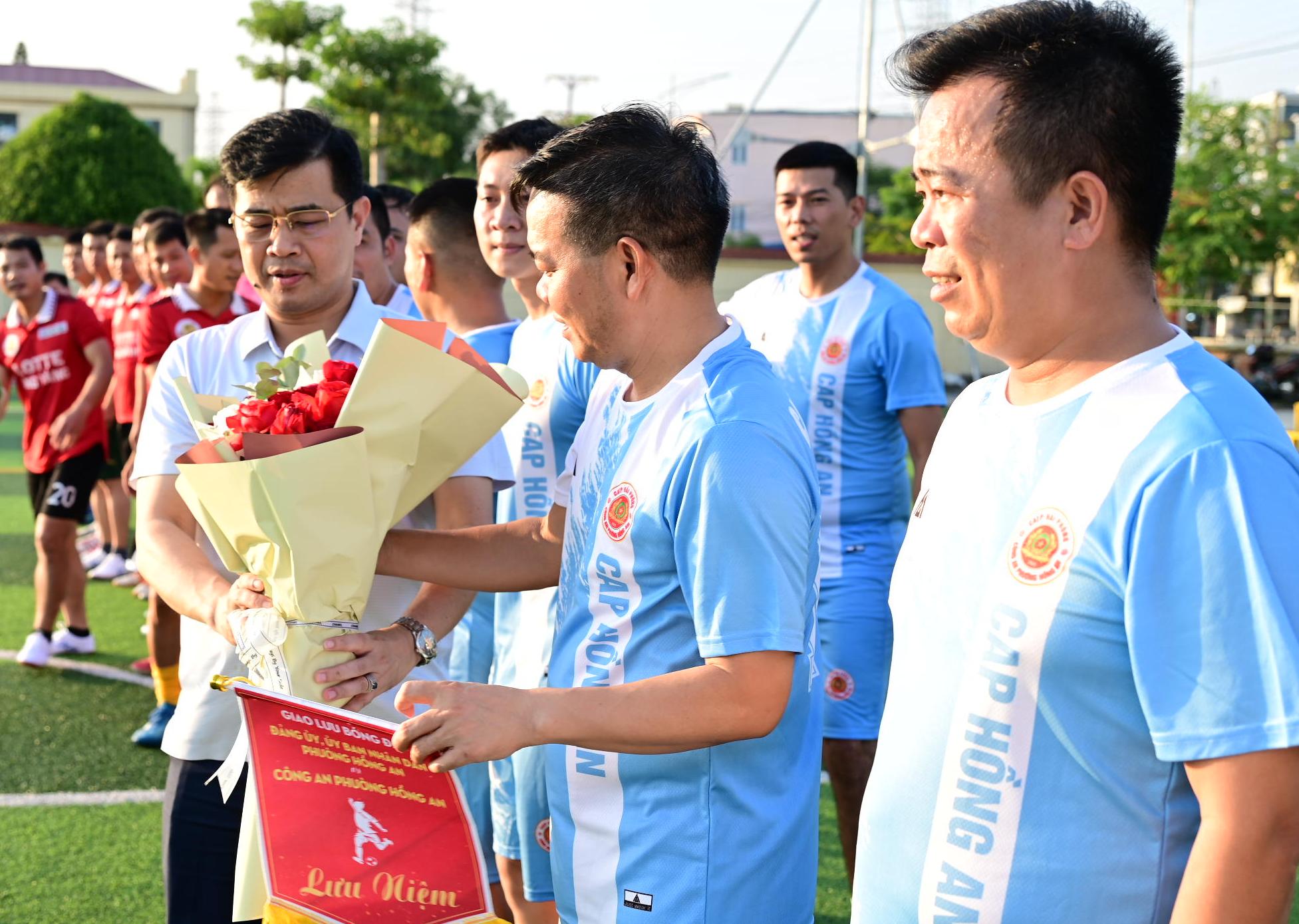 Công an phường Hồng An thi đấu giao hữu bóng đá kỷ niệm 80 năm Ngày truyền thống CAND Việt Nam